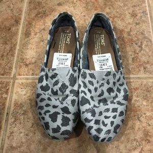 Toms gray leopard print